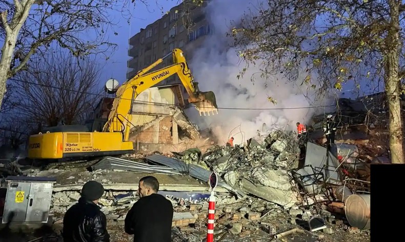 Động đất đánh sập tòa nhà 5 tầng ở Osmaniye, Thổ Nhĩ Kỳ. (Ảnh: Anadolu/Getty Images)