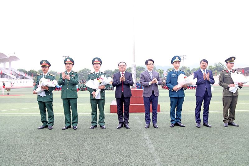 Đồng chí Nguyễn Trường Sơn chủ tịch UBND quận Kiến An tặng hoa các tân binh tại lễ giao nhận quân năm 2023 quận Kiến An