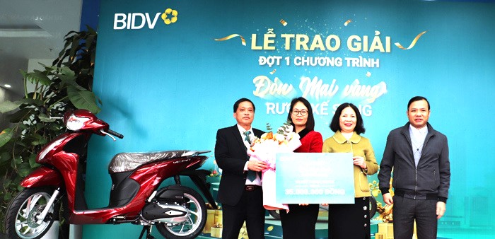 Giám đốc BIDV Lạng Sơn trao giải chương trình “Đón mai vàng – Rước xế sang” đợt 1 cho khách hàng may mắn trúng giải nhất