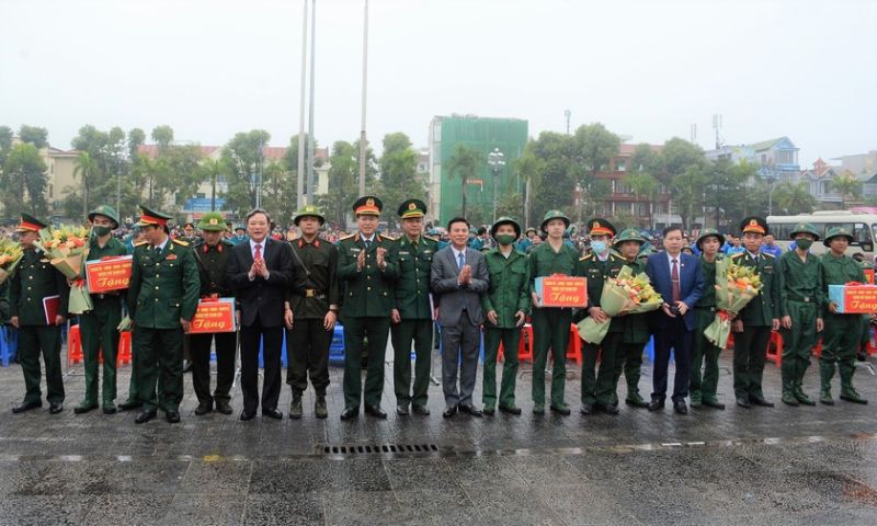 Các lãnh đạo tỉnh và TP. Thanh Hoá động viên chiến sĩ mới lên đường làm nghĩa vụ quân sự bảo vệ Tổ quốc.