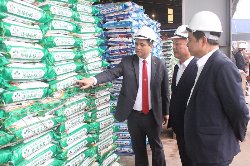 Tổng giám đốc Phạm Thanh Tùng  giới thiệu với các đại biểu bộ 6 sản phẩm phân bón mới của Supe Lâm Thao