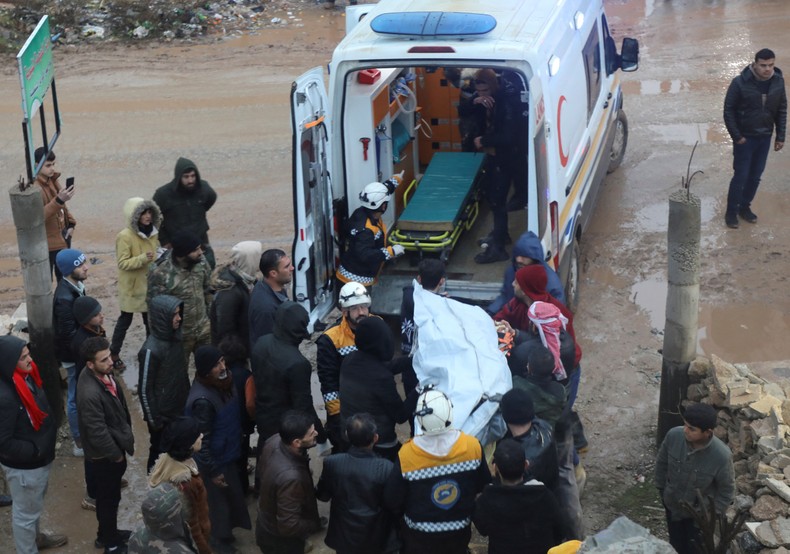 Đưa nạn nhân lên xe cứu thương tại địa điểm 1 tòa nhà bị hư hại sau trận động đất ở Azaz, Syria, ngày 6/2. (Ảnh: Reuters)