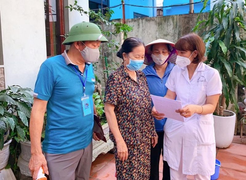 Cán bộ y tế tuyên truyền người dân chủ động thực hiện các biện pháp phòng chống sốt xuất huyết (Ảnh: hanoi.gov.vn)