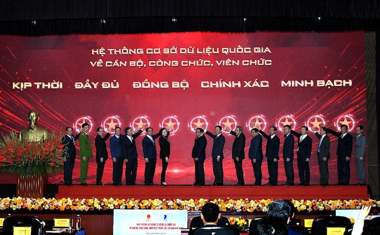 Thủ tướng Phạm Minh Chính và lãnh đạo các bộ, ngành khai trương Cơ sở dữ liệu quốc gia về cán bộ, công chức, viên chức. Ảnh chinhphu.vn