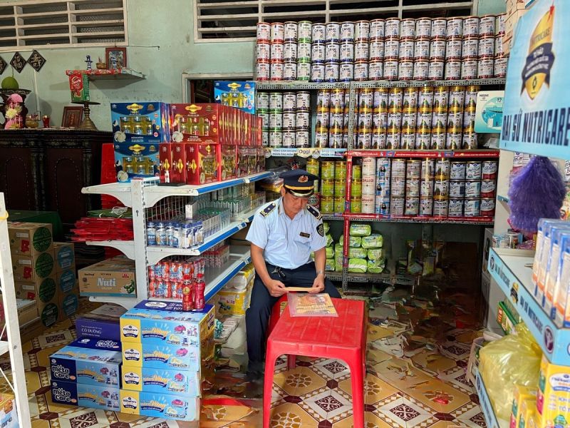 Lực lượng QLTT tỉnh Tiền Giang kiểm tra hàng hóa