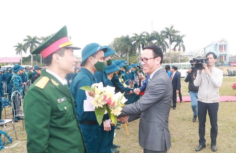 Đồng chí Đào Trọng Đức, Trưởng Ban Tổ chức Thành ủy tặng hoa cho các tân binh tại lễ giao nhận quân năm 2023 huyện Vĩnh Bảo