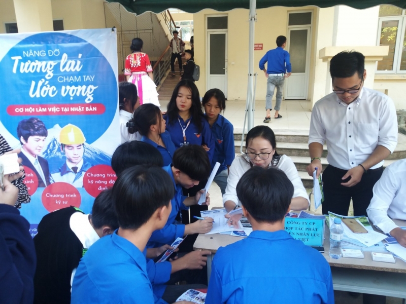 Tư vấn tuyển sinh và giới thiệu việc làm cho học sinh tại huyện Mường Lát