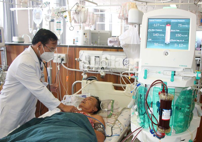 Bệnh nhân bị ngộ độc thực phẩm đang điều trị tại Bệnh viện Đa khoa Trung tâm An Giang. Ảnh: Hữu Tri
