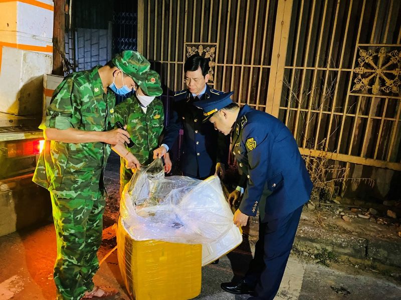 Lực lượng Quản lý thị trường tỉnh  Quảng Trị vừa phát hiện và ngăn chặn kịp thời 1.700 kg lòng lợn không đảm bảo vệ sinh an toàn thực phẩm trên đường vận chuyển đi tiêu thụ.
