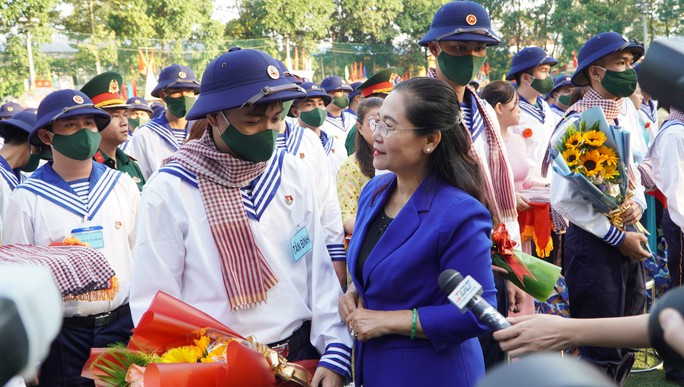 Bà Nguyễn Thị Lệ, Phó Bí thư Thành ủy, Chủ tịch HĐND TP HCM, động viên chiến sĩ trước giờ lên đường thực hiện nghĩa vụ quân sự