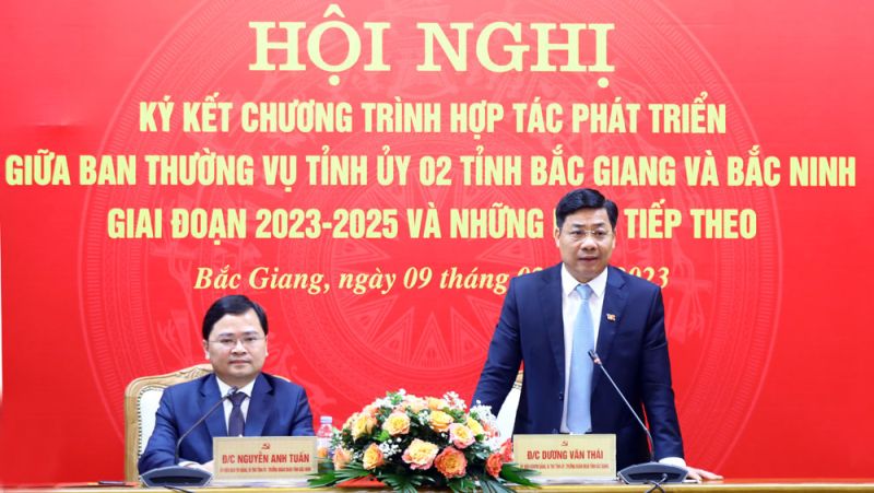 Ông Dương Văn Thái, Ủy viên T.Ư Đảng, Bí thư Tỉnh ủy, Trưởng Đoàn ĐBQH tỉnh Bắc Giang và Nguyễn Anh Tuấn, Ủy viên T.Ư Đảng, Bí thư Tỉnh ủy, Trưởng Đoàn ĐBQH tỉnh Bắc Ninh chủ trì hội nghị