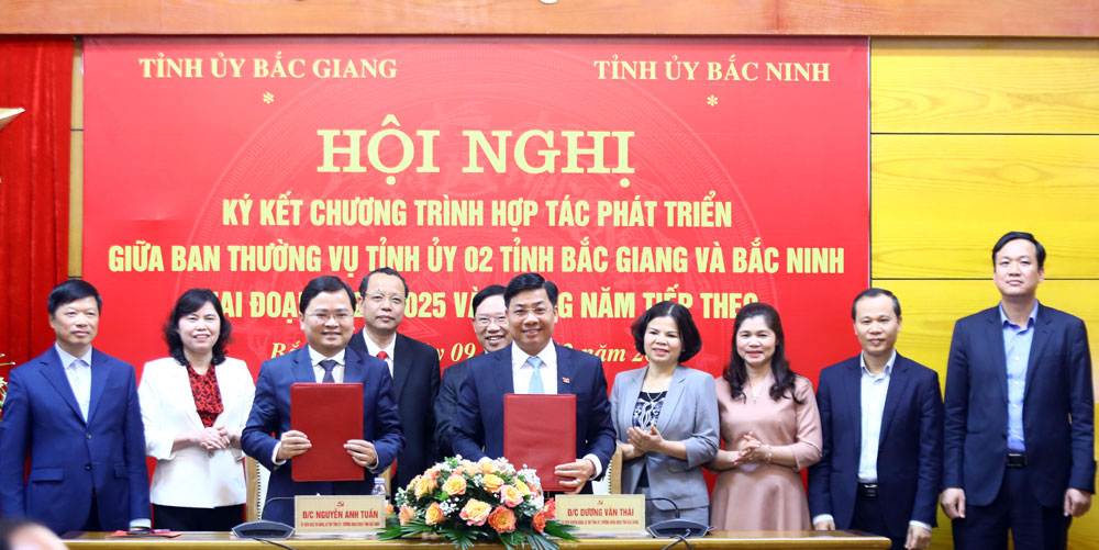 Bí thư Tỉnh ủy hai tỉnh ký kết chương trình hợp tác phát triển