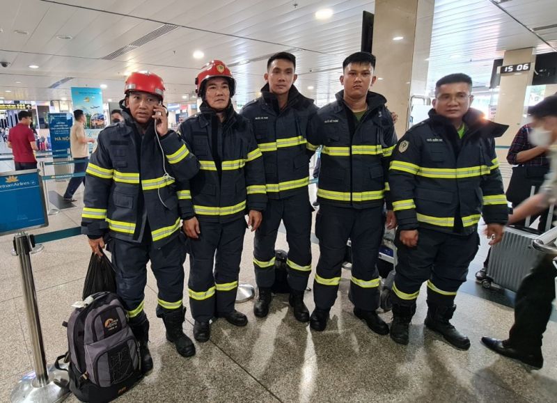5 chiến sĩ Cảnh sát PCCC&CNCH Công an TP Hồ Chí Minh tại sân bay Tân Sơn Nhất (Ảnh: Công an TP HCM)