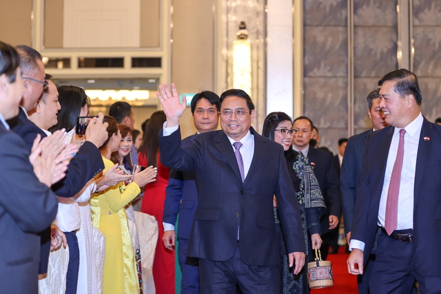 Thủ tướng Phạm Minh Chính gặp gỡ bà con kiều bào và cán bộ, nhân viên Đại sứ quán Việt Nam tại Singapore. Ảnh VGP/Nhật Bắc