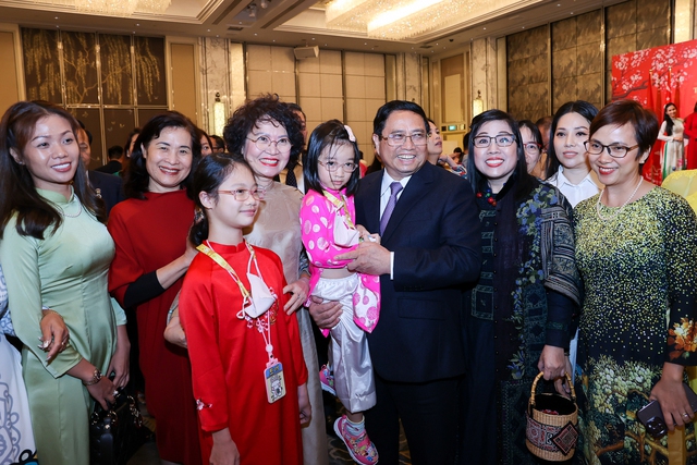 Thủ tướng và Phu nhân cùng bà con kiều bào. Ảnh VGP/Nhật Bắc