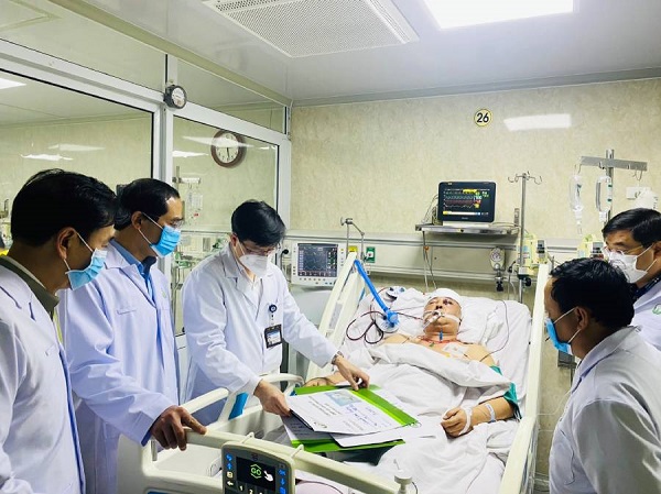 Bác sỹ Bệnh viện Việt Đức thông tin về thương tích, tình hình sức khỏe của Thiếu tá Quách Văn Trường với các đồng chí lãnh đạo tỉnh.