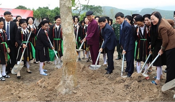 Chủ tịch UBND tỉnh Vĩnh Phúc Lê Duy Thành cùng đông đảo cán bộ và nhân dân tham gia trồng cây xanh tại huyện Tam Đảo