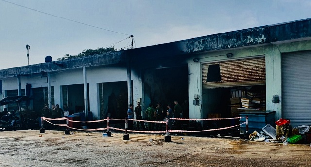 Lực lượng Cảnh s&aacute;t PCCC v&agrave; CNCH &ndash; C&ocirc;ng an tỉnh B&igrave;nh Định khoanh v&ugrave;ng khu vực hoả hoạn.