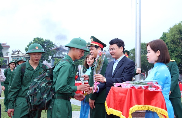 Thượng tướng, Thứ trưởng Quốc phòng Vũ Hải Sản và Bí thư Tỉnh ủy Lào Cai Đặng Xuân Phong tặng hoa tân binh lên đường nhập ngũ, thực hiện nghĩa vụ bảo vệ Tổ quốc.