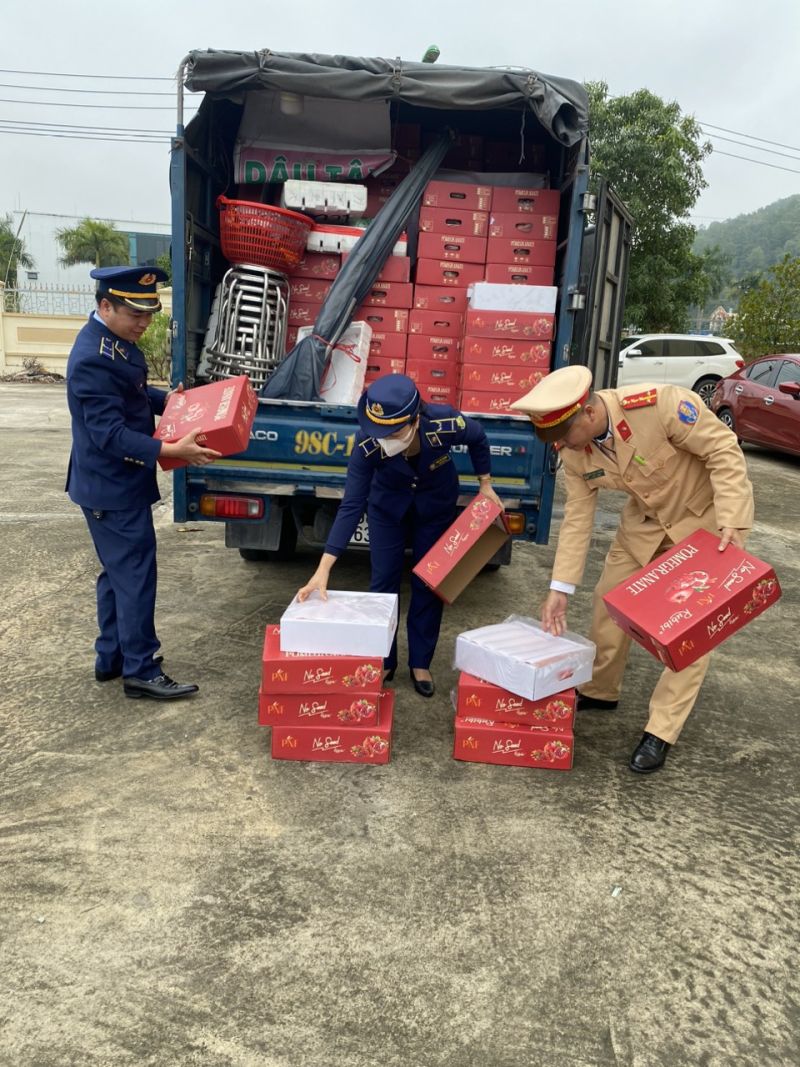 Tạm giữ 1,2 tấn quả lựu tươi có dấu hiệu nhập lậu tại Quảng Ninh