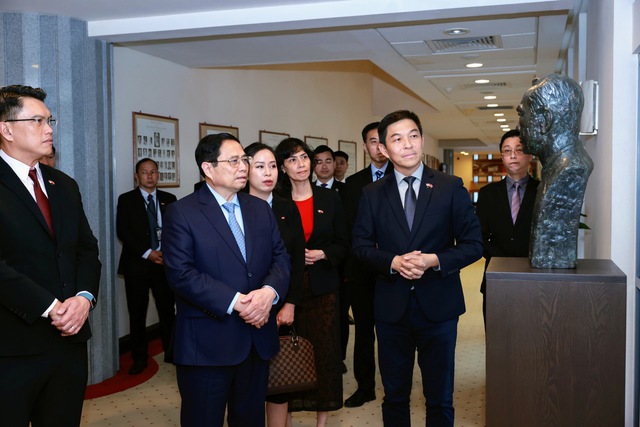 Thủ tướng Phạm Minh Chính và đoàn đại biểu cấp cao Việt Nam tham quan Phòng họp chính của Quốc hội Singapore. Ảnh VGP/Nhật Bắc