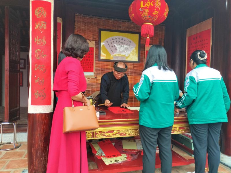 Nhiều em học sinh v&agrave; người d&acirc;n tham dự buổi Lễ được &ocirc;ng Đồ cho chữ đầu Xu&acirc;n