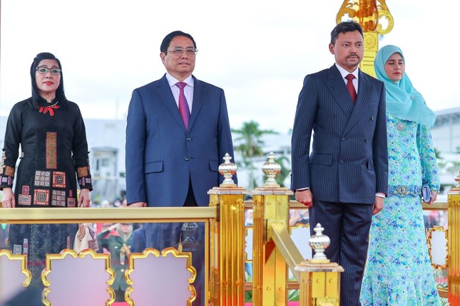 Thái tử kế vị Brunei Al Muhtadee Billah và Phu nhân chủ trì lễ đón trọng thể Thủ tướng Phạm Minh Chính và Phu nhân thăm chính thức Brunei. Ảnh: Nhật Bắc