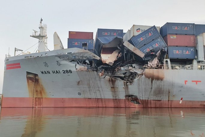 Hai tàu chở container va chạm mạnh trên sông ở TP. Hồ Chí Minh