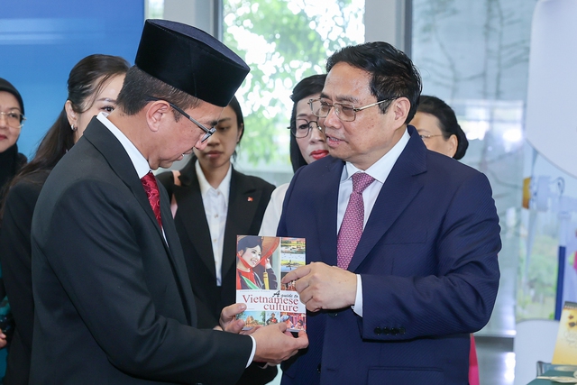 Thủ tướng tặng một số sách, học liệu cho phía UBD - Ảnh: VGP/Nhật Bắc