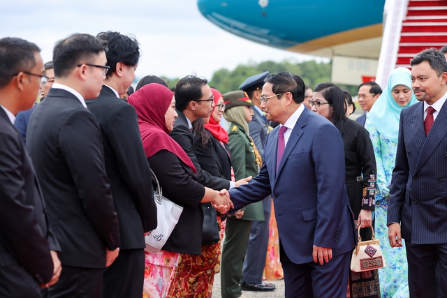 Thái tử kế vị Brunei Al -Muhtadee Billah giới thiệu quan chức Brunei với Thủ tướng Chính phủ và Phu nhân. Ảnh VGP/Nhật Bắc