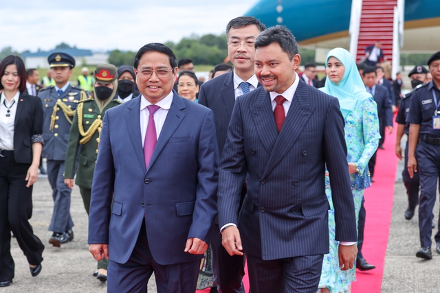 Thái tử kế vị Brunei Al -Muhtadee Billah và Phu nhân đón Thủ tướng Chính phủ, Phu nhân và Đoàn đại biểu cấp cao Việt Nam. Ảnh VGP/Nhật Bắc