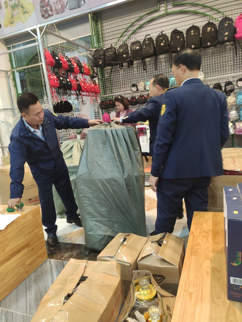 Lực lượng Quản lý thị trường tỉnh Ninh Bình tịch thu hàng hóa tại Trạm dừng nghỉ thuốc Công ty CP Tập đoàn Xuân Khiêm