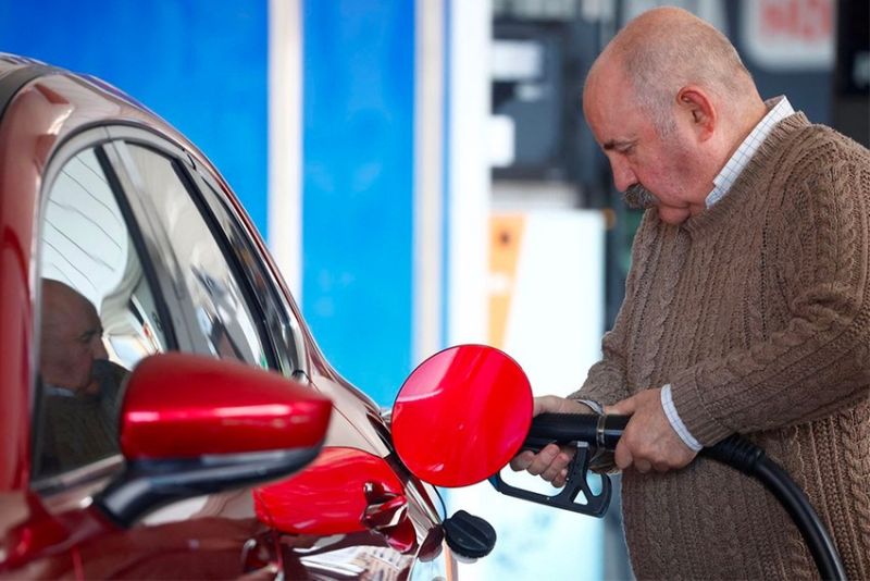 Người đàn ông đổ dầu cho xe tại một trạm xăng dầu ở thủ đô Madrid, Tây Ban Nha. Ảnh REUTERS
