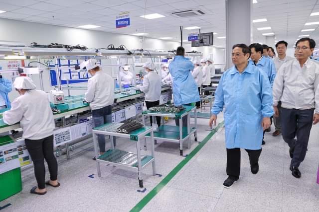 Thủ tướng thăm công ty Bumjin Electronics Vina - Ảnh: VGP/Nhật Bắc