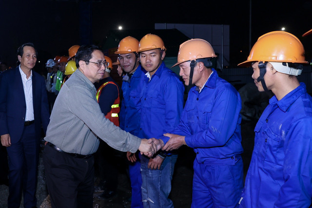 Thủ tướng động viên đội ngũ cán bộ kỹ sư xây dựng Khu nhà ở cho công nhân và chuyên gia KCN Đông Mai - Ảnh: VGP/Nhật Bắc