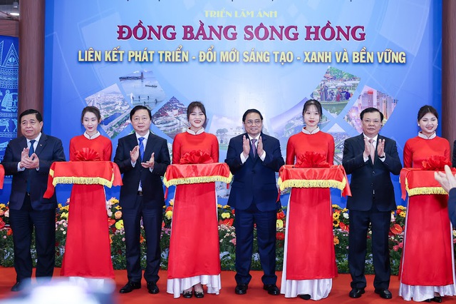 rước khi khai mạc Hội nghị, Thủ tướng Phạm Minh Chính tới tham quan Triển lãm Ảnh nghệ thuật với chủ đề 