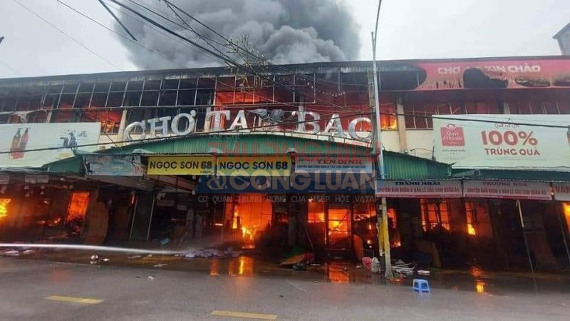 Hình ảnh đám cháy đang ghùn ghụt tại chợ Tam Bạc Hải Phòng