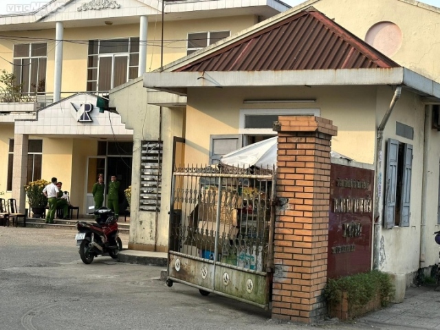 Công an tổ chức khám xét, thu giữ tài liệu ở Trung tâm Đăng Kiểm Thừa Thiên Huế