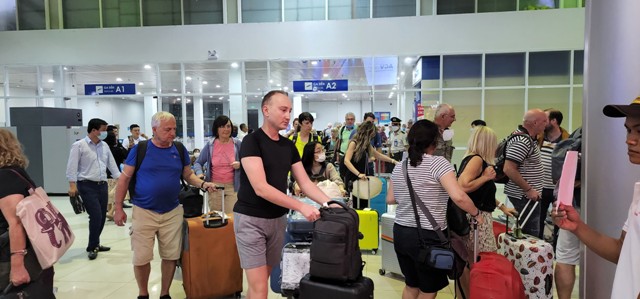 Du khách Quốc tế tại Cảng Hàng không quốc tế Phú Bài (Huế)