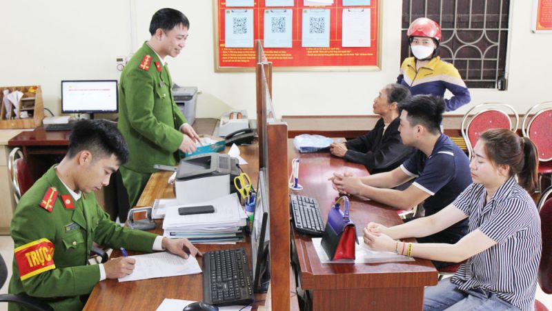 Cán bộ tiếp dân tại bộ phận “một cửa” Công an xã Hồng Thái (Việt Yên)