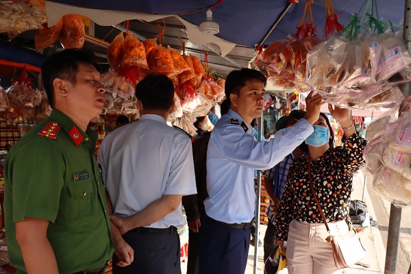 Đoàn kiểm tra liên ngành kiểm tra các hộ kinh doanh bánh, kẹo, đặc sản Tây Ninh tại khu du lịch núi Bà Đen