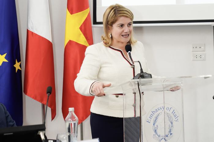 Thứ trưởng Bộ Ngoại giao và Hợp tác Quốc tế Italia, bà Maria Tripodi, phát biểu tại sự kiện.