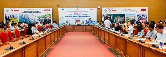 Các thành viên Ban tổ chức (bàn giữa, trong cùng) điều hành Hội thảo.