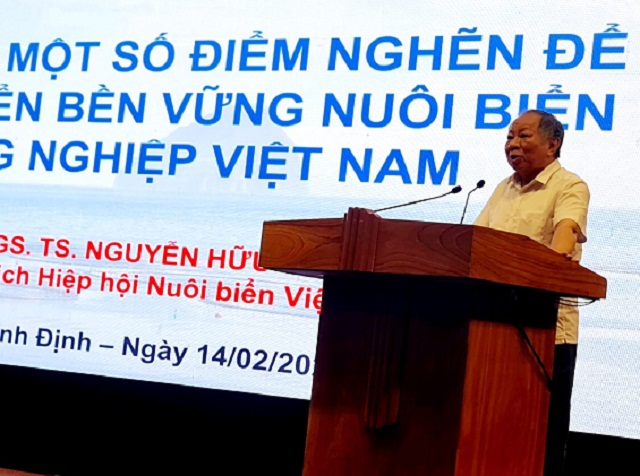 PGS-TS Nguyễn Hữu Dũng trình bày tham luận tại Hội thảo.