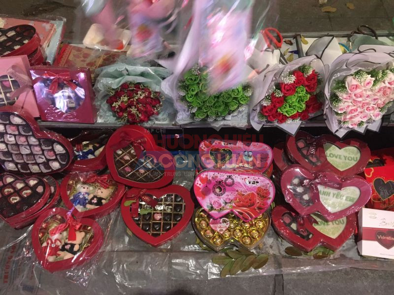 Cận cảnh các hộp chocolate được bày bán dọc tuyến phố Tây Sơn (Đống Đa, Hà Nội)