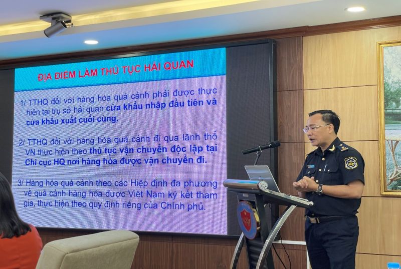 Ông Phan Bình Tuy, Phó Trưởng phòng Giám sát Quản lý trao đổi một số nội dung về nghiệp vụ Hải quan đối với vận chuyển hàng quá cảnh
