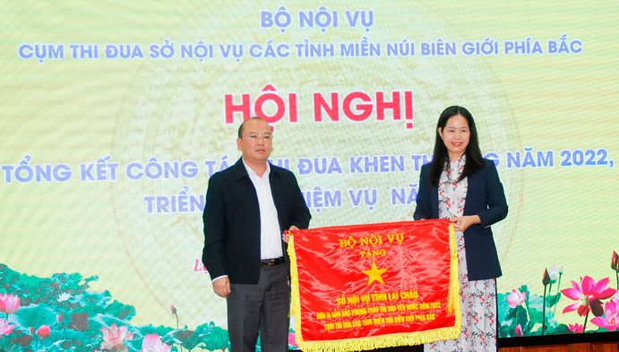 Đại diện lãnh đạo Văn phòng Bộ Nội vụ trao cờ thi đua đơn vị dẫn đầu phong trào thi đua của cụm năm 2022 cho Sở Nội vụ tỉnh Lai Châu