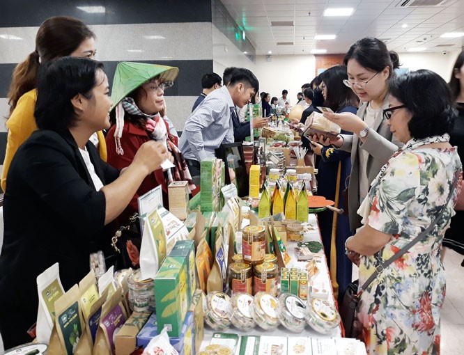 Luật Bảo vệ quyền lợi người tiêu dùng hiện hành đang quy định khái niệm người tiêu dùng gồm cả cá nhân và các tổ chức