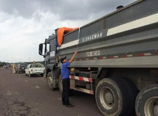 Đăng kiểm viên của Trung tâm Đăng kiểm phương tiện thủy, bộ Bình Định thực hiện việc kiểm định đăng kiểm xe cơ giới.