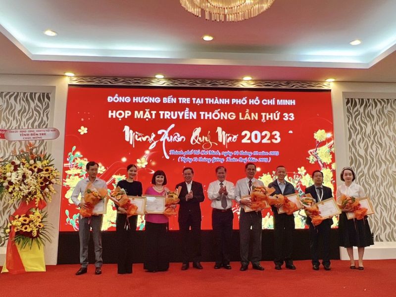 Bà Huỳnh Bích Ngọc - Phó Chủ tịch Thường trực Tập đoàn TTC (người thứ 3 từ trái sang) là 1 trong những cá nhân đã vinh dự đón nhận bằng khen của UBND tỉnh Bến Tre